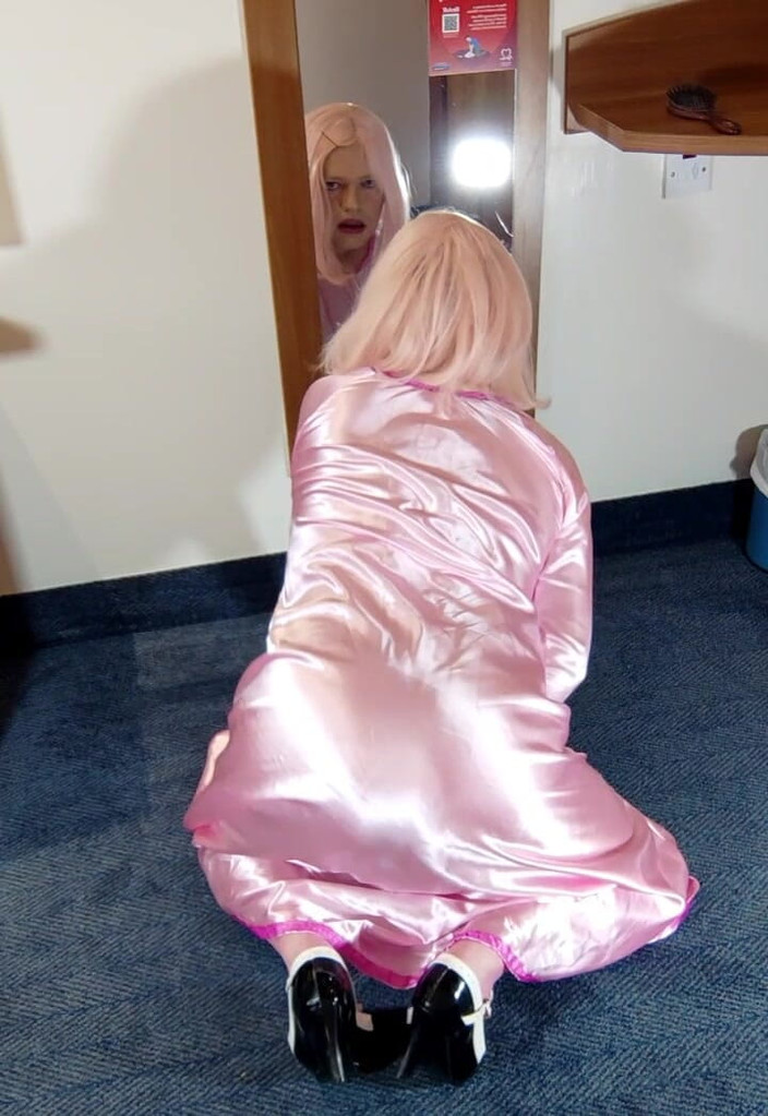 Nottstvslut: अल्ट्रा चमकदार सेक्सी गुलाबी साटन में हॉट क्रॉसड्रेसर