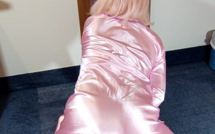 Sissy in satin: 穿着超级闪亮性感的粉色缎面的热辣变装者