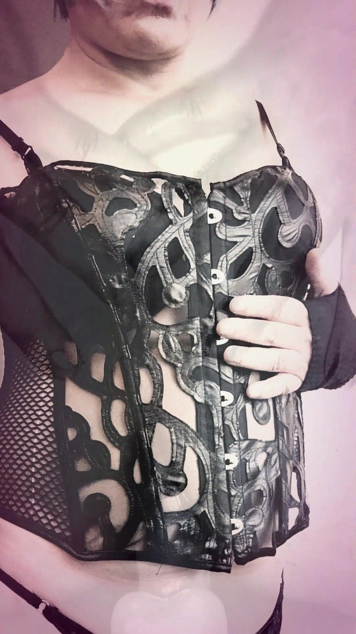 kandiKane: Seksi Brezilyalı kadın kılıklı transeksüel sıkı küçük götünü pompalıyor pmv