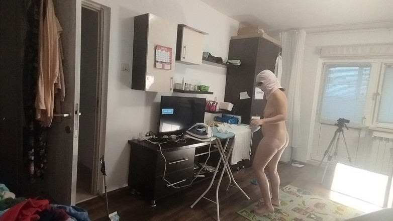 Amateur_MS: Sexy brunetka dělá nahé práce po celém domě