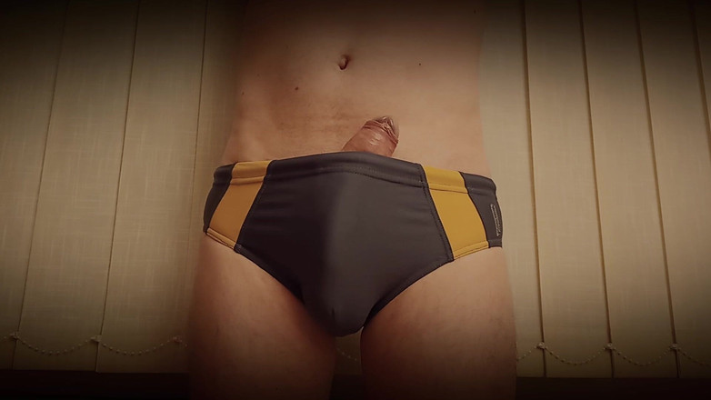 TheOldBigThing: Groeiende erectie in zwembroeken