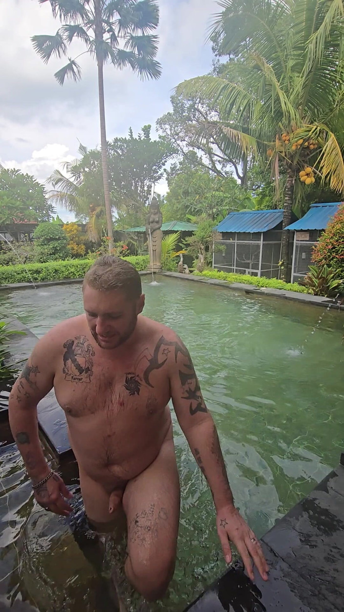 Jimbob Star GAY: Jimbob ngocok kontol di kolam renang