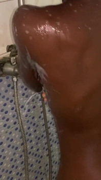 Une bombasse noire sexy taquine sa beauté naturelle pulpeuse dans la salle de bain