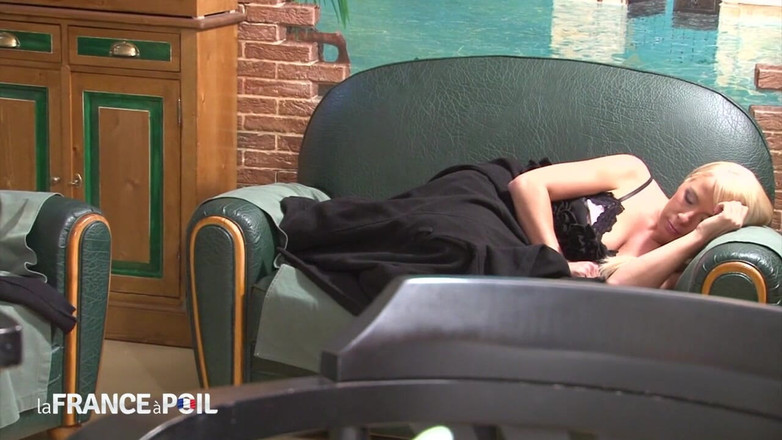 Girls Bang: Heiße blondine in dessous spielt mit dildo