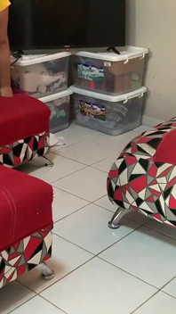 İç çamaşırıyla evi ziyaret ediyor ve dolaşıyor. Böyle güzel bir göte karşı çıkamam
