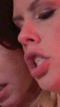 Annabelle Lee, Tara Lynn Foxx tienen sexo lésbico interracial en una orgía