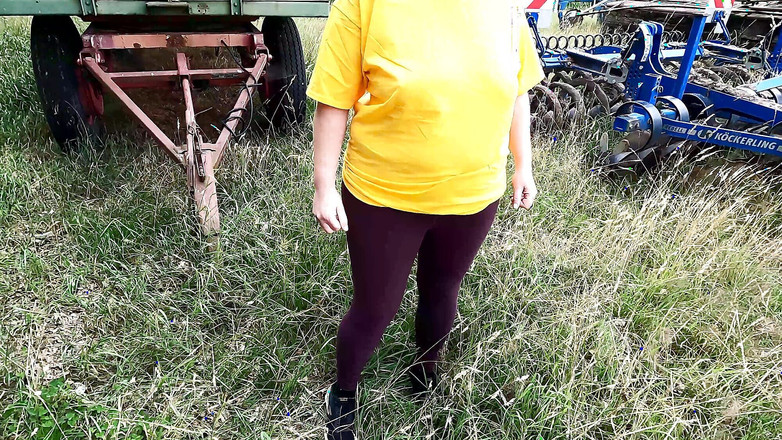 Bouncy Tits Action: 야외에서 때리는 벌거벗은 젖탱이