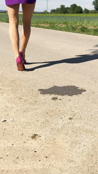 Sissy piscia spontaneamente nelle sue nuove calze durante una pausa