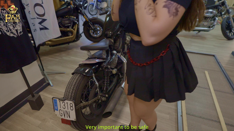 Pamsnusnu: Vendedora de loja de motocicletas fode cliente