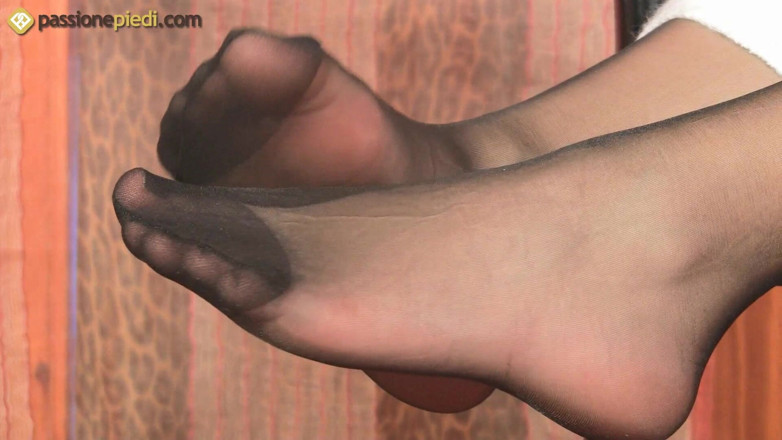 Foot Fetish HD: Сексуальная тинка Laura обожает свои ступни