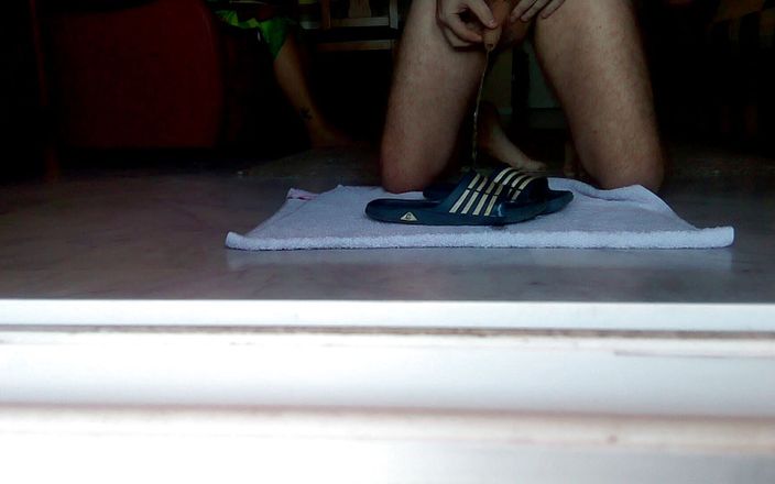 Sex hub male: John está fazendo xixi nos chinelos de banho no chão