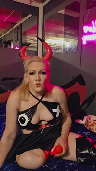 Blonde Ak geamputeerde meesteres en klaarkomen met blote stomp, Ahegao gezicht in cosplay