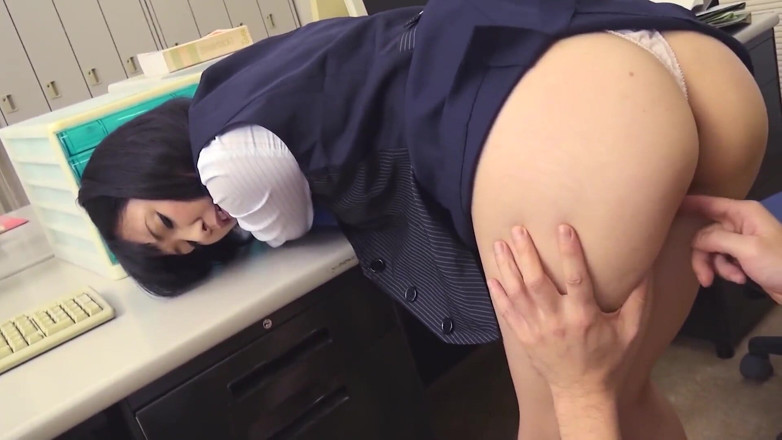 JAPAN IN LOVE: Underkläder Japansk scen-4 Japansk sekreterare Yui Watanabe njuter av sin...
