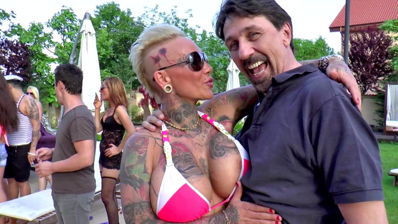 Erotic Planet X: Titus Pool Party 2 - Troie Bagnate Vengono Scopate Duramente Nell'orgia in...