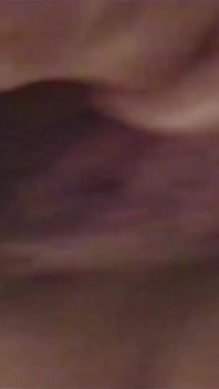 Aku lagi asik pamer memek, pantat dan toket aduhaiku sebelum dientot sama cowok gagah ini