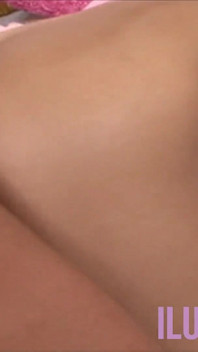 Sexe en levrette pour une jolie brune à petits seins