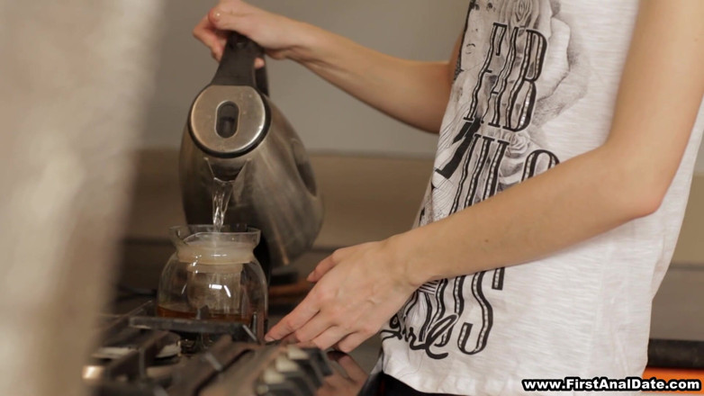 Teens Analyzed: Primo sesso anale in cucina