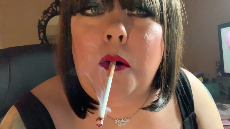 Tina Snua: Velká kráska Tina Snua Řetěz kouří cigarety s výdechem z nosu
