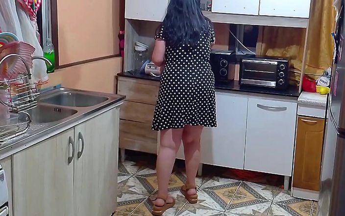 BBW Kelly Mom: Scena filmowa między garnkami a patelniami rucha się w kuchni