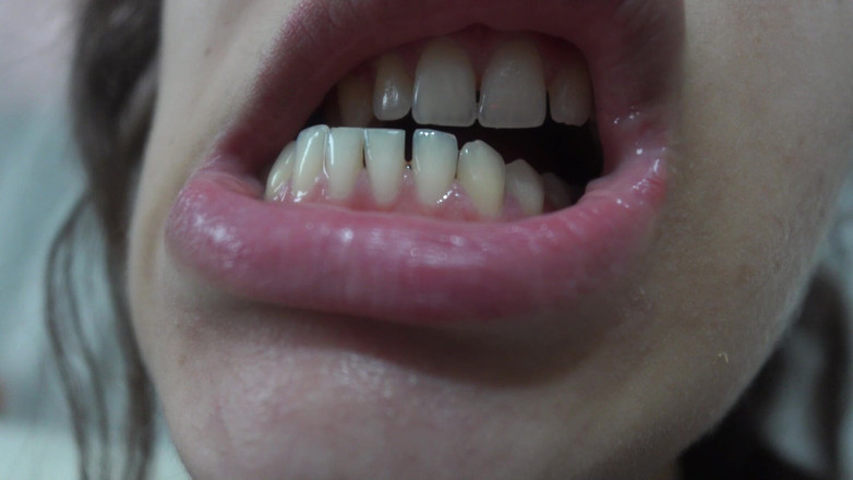 AmayaMori: Min indiska styvsyster visar mig inuti hennes mun hennes tunga...