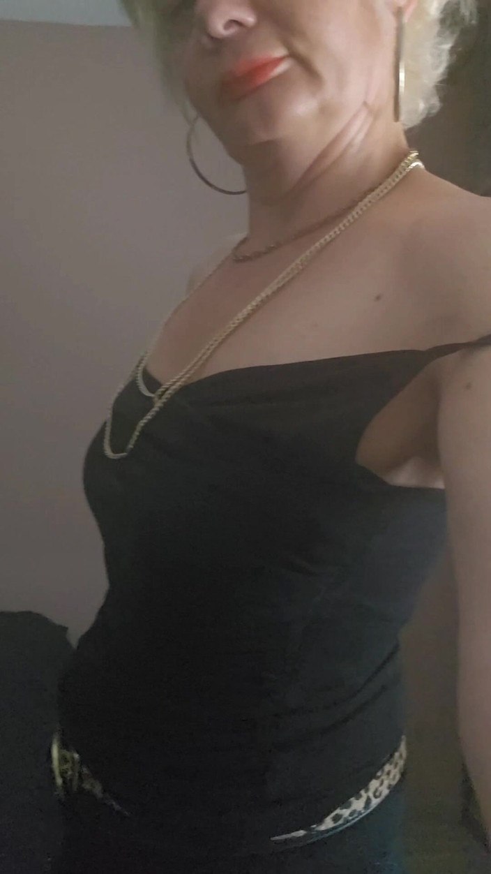 Sofy13: La tua MILF matura e sgualdrinata sta aspettando il tuo...