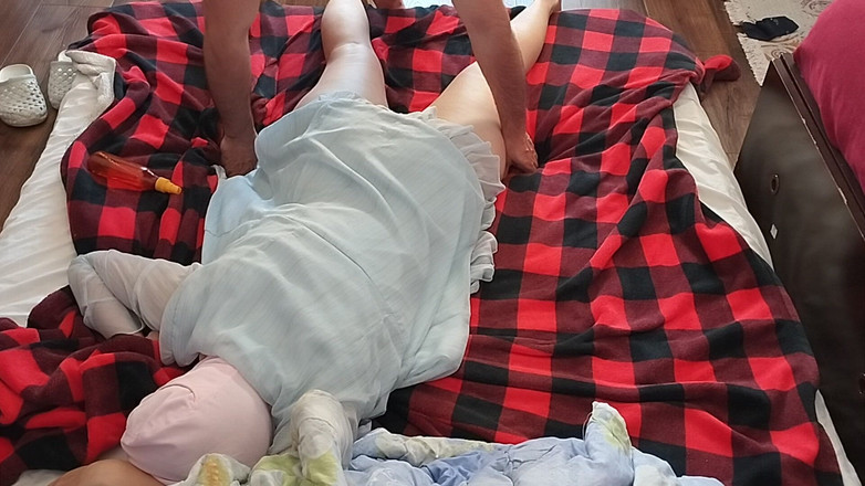 Mirsur: Sensuell massage av ett hett par med olja på kroppen....