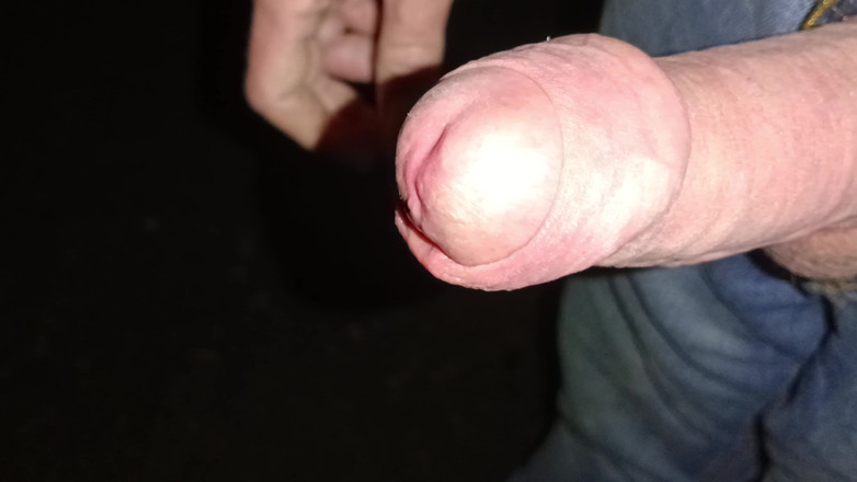 Rockardglans: Jelajah malam hari, kontol besar yang belum disunat mengocok dan...