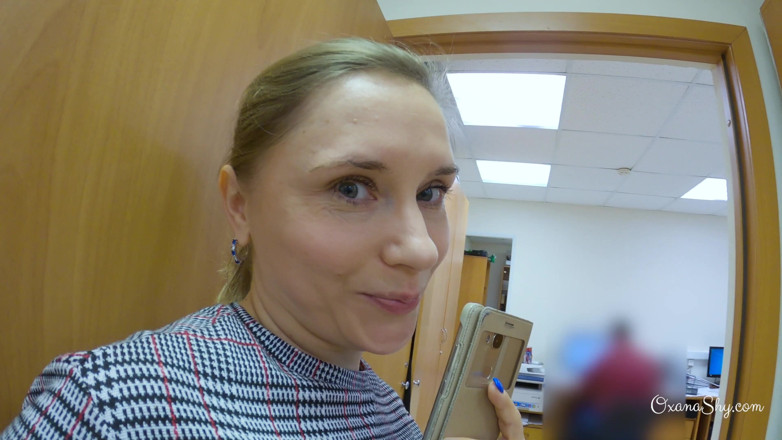MILF Oxana: 就業日の真っ只中にオフィスでパンティーを点滅させない