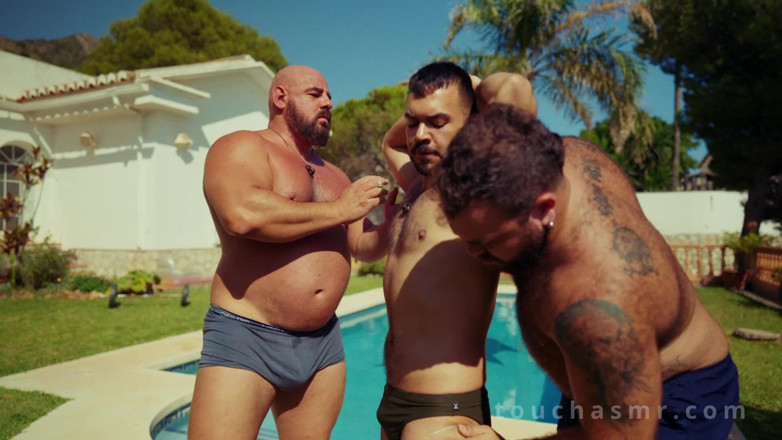 ScruffyStocky: Strofinamento della crema a bordo piscina: quattro mani leccano un...