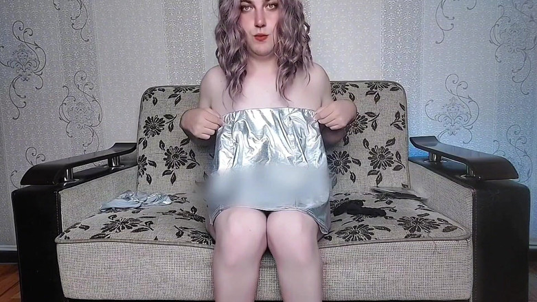 Kitty_Cross: カメラに向かって微笑みながら、可愛らしくシシシーなスカートをくるくる回す