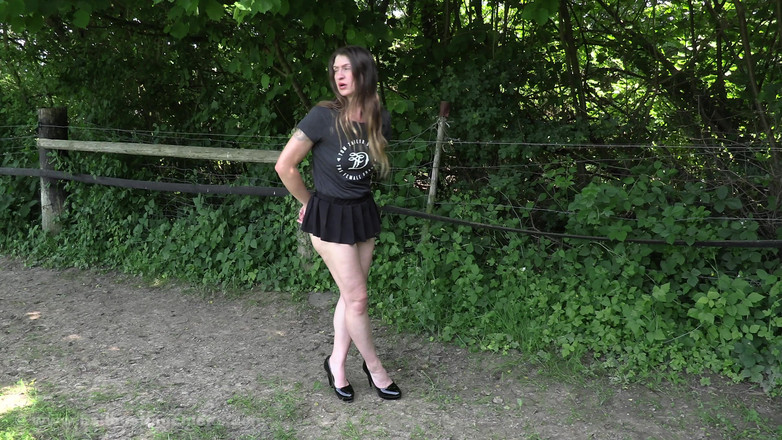 PeeFetish: Zoufalá žena potřebuje čůrat!