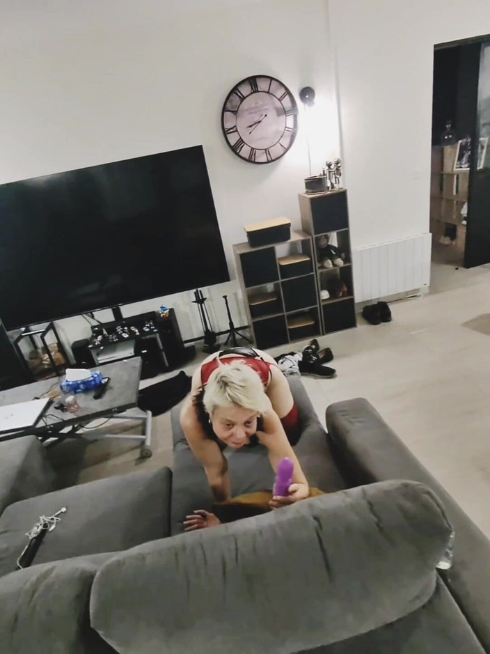 Sofy13: Petite, losbandige MILF klaar om een goede lul in doggystyle...