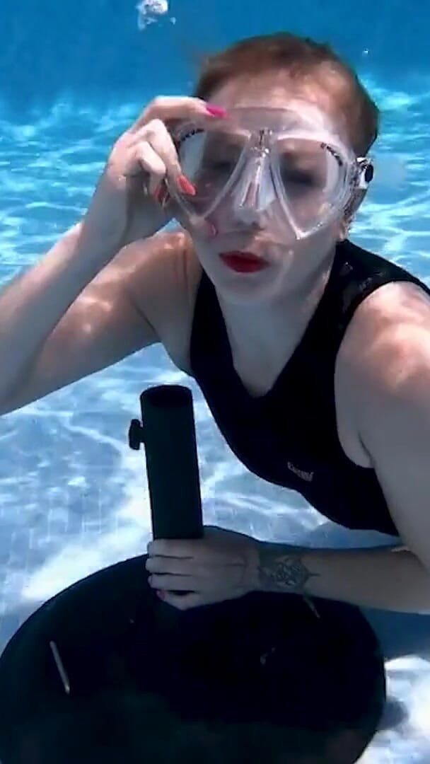 UKCuteGirl Lucy Lauren: paani ke niche gilaasoot aur mukhauta but bharna, bulbule aur...