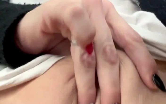 Alessandrabee: MILF Masturbating