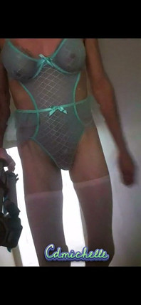 Di tempat kerja Cdmichelle berjalan-jalan memakai pakaian banci seksi