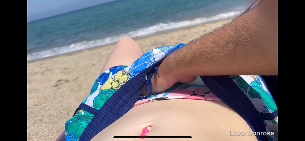 My Friend Masturbates Me on the Beach in Front of Everyone! (The pink candy) My Friend Masturbates Me on the Beach in Front of Everyone! (The pink candy)