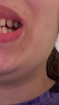 Něžná obryně začíná svůj den čištěním zubů,