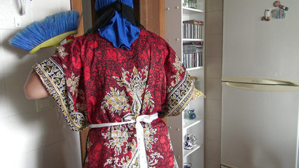 Souzan Halabi: Pembantu rumah Arab membersihkan dapur dan menelan air mani untuk...