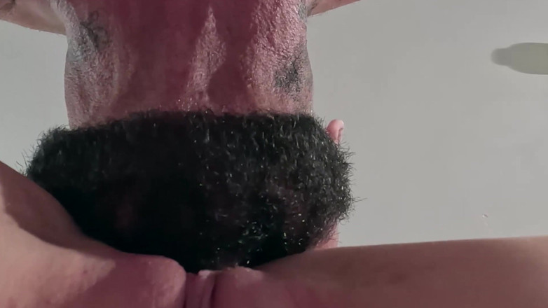 EROTICONLY: Cô bé tóc nâu gợi cảm nuốt chửng đít và con...