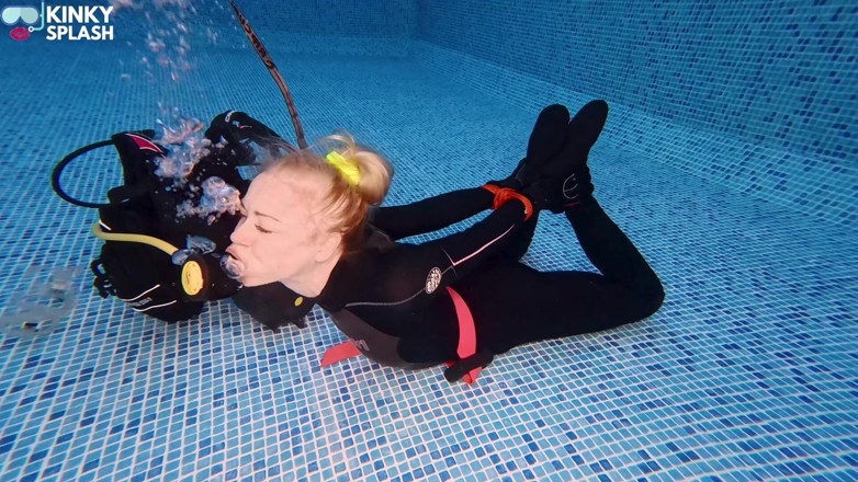 UKCuteGirl Lucy Lauren: Hogtied &amp; Breathless: Subacvatice Scuba Tachinare