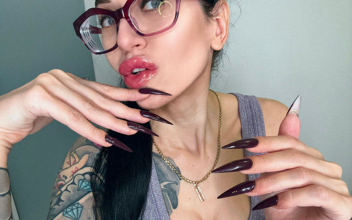 Julia domaina: Unghie lunghe viola scuro, artigli, palme, succhiare dita, Feticismo del...