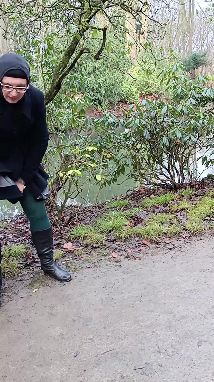 Asisa_oz: Saya bermain dengan zakar besar di luar di taman, memberikan...