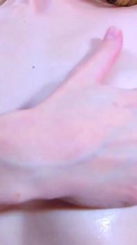 Lotion på bröst extrem närbild