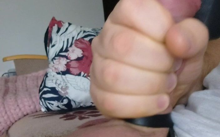 Amreis: 手淫。避孕套。高潮。粗暴打手枪和射精合集