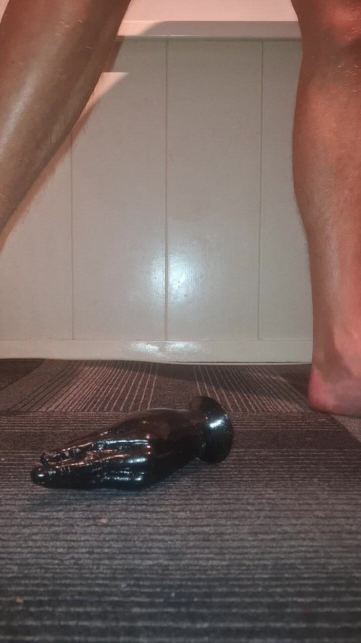 NoFace Twink X: ホットなゲイのツインクは彼の巨大なフィストおもちゃに乗るのが大好き