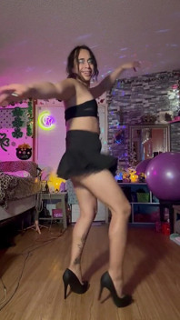 Skirt mini hitam dan tarian seksi atas tiub kepada bomdiggybombom