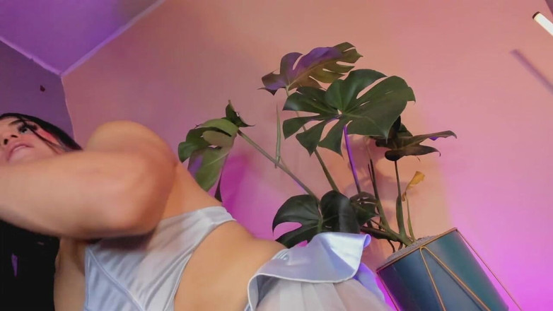 Bella Duval: Bella, arkadaşının penisine dayanamıyordu ve onu ağzına kadar soktu