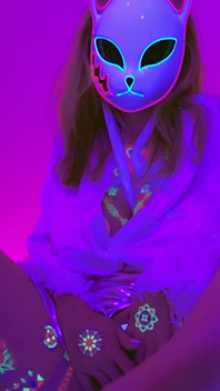 Красуня в масці Neon glow з масивними цицьками йде дико соло, мастурбуючи з аніме-стогоном - Лілікоті