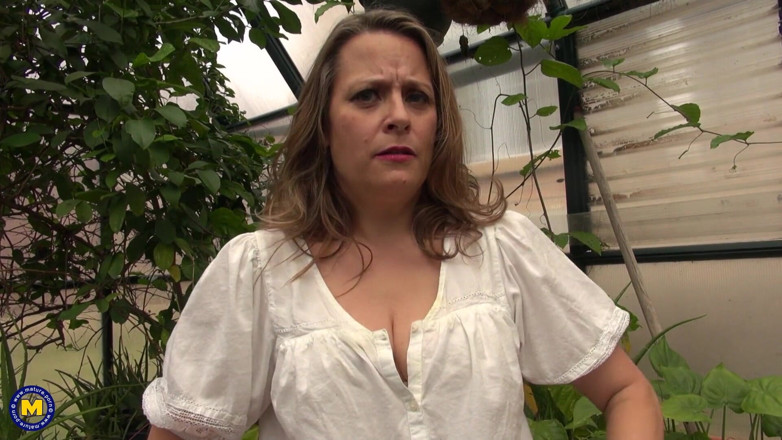 Mature NL: Niegrzeczna dojrzała milf Indigo świetnie się bawi ze sobą i kamerzystą