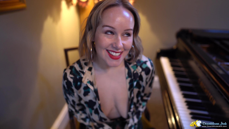 DownblouseJerk: Ashley Rider - ¡nunca uso un sujetador!